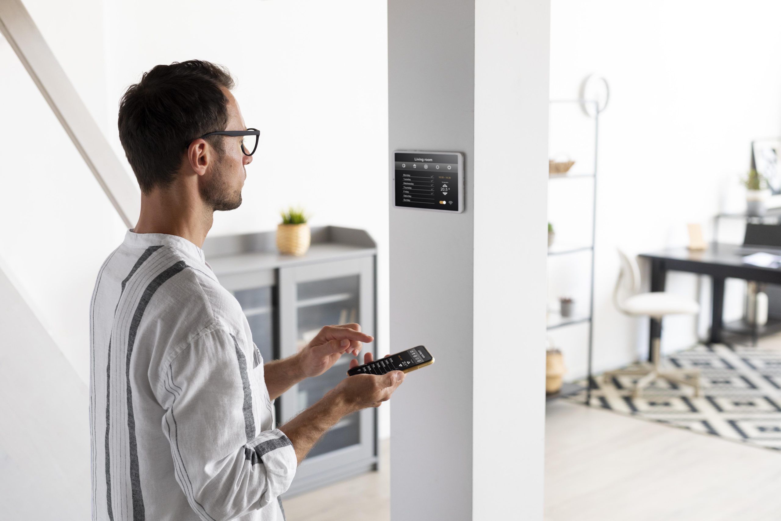 man-die-domotica-aanstuurt-met-telefoon